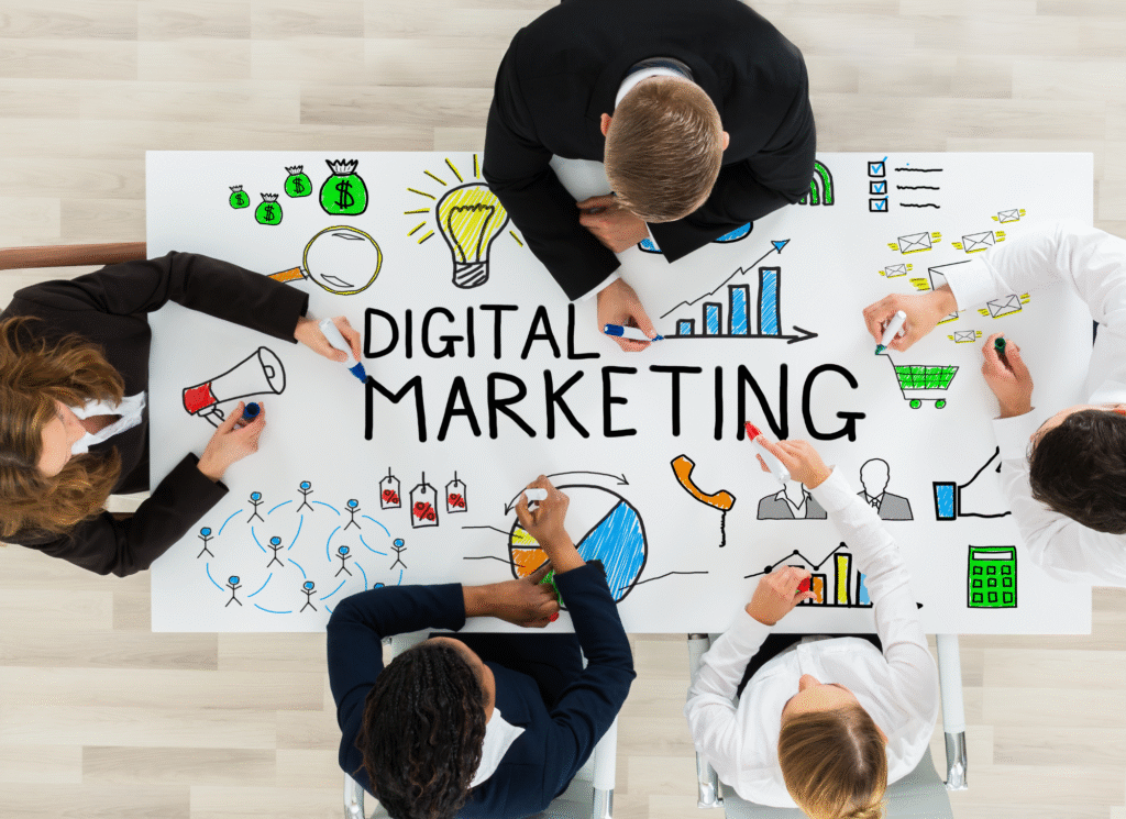 Equipo de profesionales colaborando en estrategias y planificación para un curso express de marketing digital, con ilustraciones de ventas, crecimiento y comunicación en una mesa de trabajo